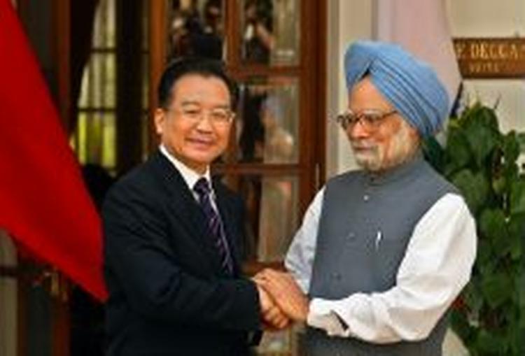 Den kinesiske premierminister Wen Jiabao (th) giver hånd til den indiske premierminister Singh. - Foto: AP 