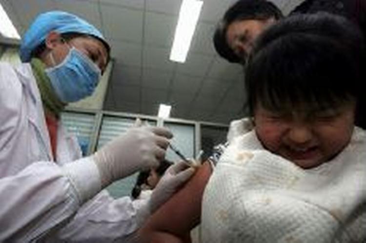 Et spædbarn i Kina vaccineres mod meningitis. - Arkivfoto: AP 