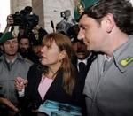 Barbara Blaine eskorteres væk fra pladsen af en italiensk betjent. - Foto: AP 