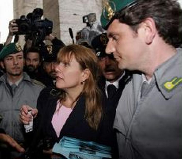 Barbara Blaine eskorteres væk fra pladsen af en italiensk betjent. - Foto: AP 