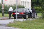 De to bevæbnede mænd bliver samlet op af en medsammensvoren udenfor Munch Museet i Oslo. - Foto: AP 