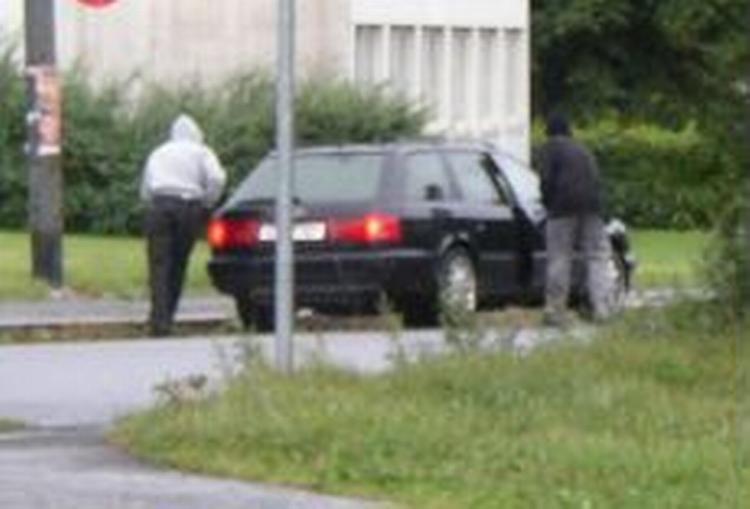 De to bevæbnede mænd bliver samlet op af en medsammensvoren udenfor Munch Museet i Oslo. - Foto: AP 