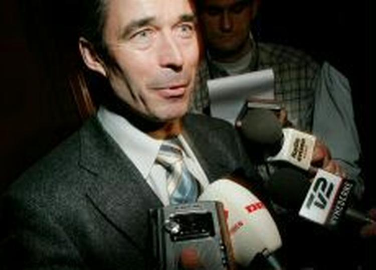 Statsminister Anders Fogh Rasmussen (V) vil invitere Helle Thorning-Schmidt til et møde. - Foto: Mads Nissen 