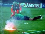 Milans målmand Dida blev ramt af et romerlys kastet af en Inter-fan. - Foto: AP 