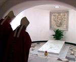 To kardinaler bukker foran pave Johannes Paul II´s grav. - Foto: Reuters/Vatikanet 