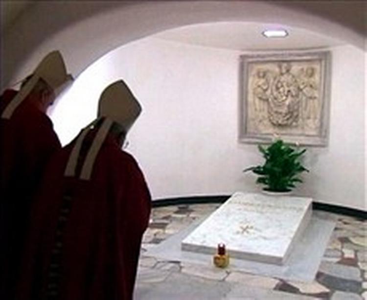 To kardinaler bukker foran pave Johannes Paul II´s grav. - Foto: Reuters/Vatikanet 