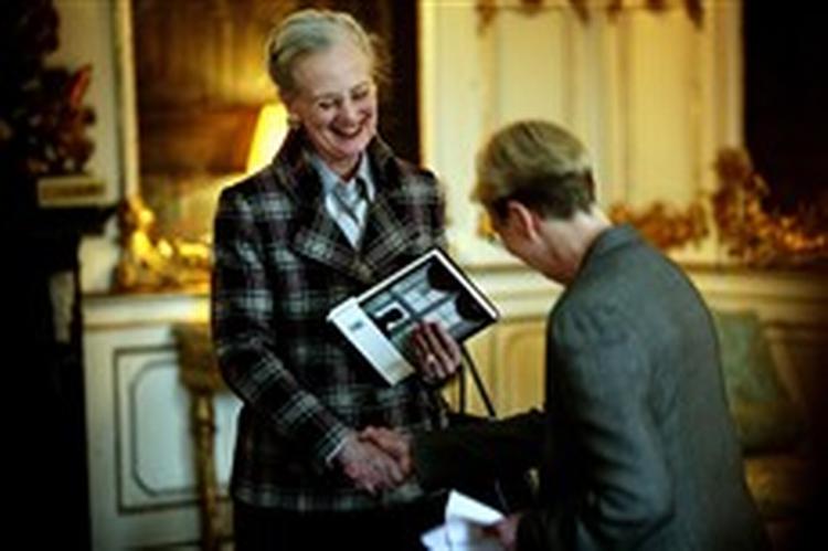 I de seneste to år har journalist Annelise Bistrup ført lange samtaler med dronning Margrethe, og i går kunne hun overrække dronningen resultatet af deres fælles anstrengelser.   Foto: Martin Lehmann 