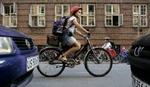 Ikke alle børn er lige flinke til at række armen ud og tage cykelhjelmen på hovedet som pigen her, vurderer Rådet for Større Færdselssikkerhed. - Foto: Thomas Borberg 