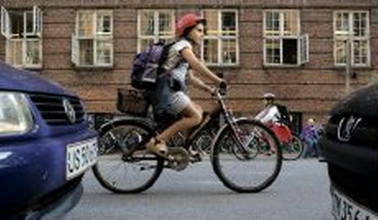 Ikke alle børn er lige flinke til at række armen ud og tage cykelhjelmen på hovedet som pigen her, vurderer Rådet for Større Færdselssikkerhed. - Foto: Thomas Borberg 