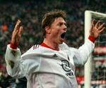 Jon Dahl Tomasson og holdkammeraterne fra Milan kan glæde sig til den første semifinale mod PSV 26. april. - Foto: AP 