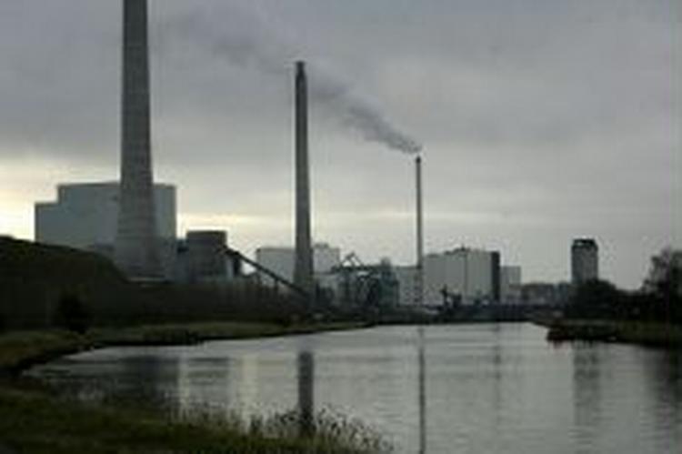 Dag Klackenberg, Vattenfall, og Sven Riskær, DONG, har offentliggjort en hensigtserklæring om forhandlingerne, der skal løse den komplicerede situation. - Foto: Lars Skaaning 