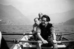 PÅ SØEN. Den 20-årige Herbert Pundik drog til Israel i 1948. Her er han mellemlandet i en båd på Comosøen i Norditalien. Han har vennerne David Israel og Jakob Gringer bag ryggen.   Foto udlånt af Gyldendal 