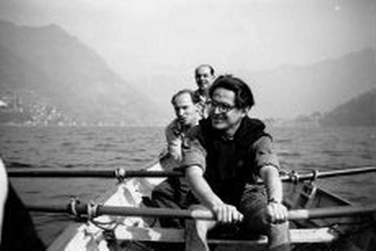 PÅ SØEN. Den 20-årige Herbert Pundik drog til Israel i 1948. Her er han mellemlandet i en båd på Comosøen i Norditalien. Han har vennerne David Israel og Jakob Gringer bag ryggen.   Foto udlånt af Gyldendal 