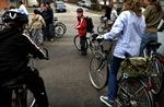 Børn har brug for at cykle sammen med deres forældre, hvis de skal blive sikre nok til at færdes i trafikken, mener Rådet for Større Færdselssikkerhed. Her hopper børn og unge fra Bagsværd på de toh 