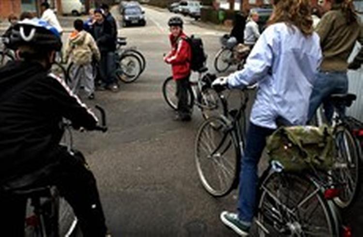 Børn har brug for at cykle sammen med deres forældre, hvis de skal blive sikre nok til at færdes i trafikken, mener Rådet for Større Færdselssikkerhed. Her hopper børn og unge fra Bagsværd på de toh 