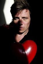 Sort - men ikke så sort. »Jeg er blevet kaldt både kynisk og kradsbørstig misantrop, men misantrop er jeg altså ikke«, siger Kenneth Thordal. - Foto: Martin Lehmann 
