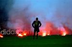 Inters midtbanespiller Juan Sebastian Veron betragter de mange romerlys under kampen. - Foto: AP 
