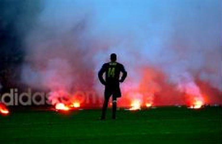 Inters midtbanespiller Juan Sebastian Veron betragter de mange romerlys under kampen. - Foto: AP 