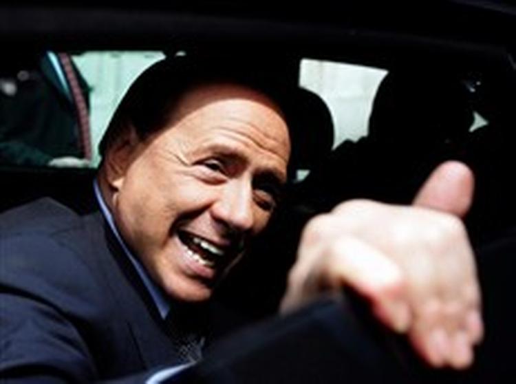 Italiens regeringschef, Silvio Berlusconi, har fået problemer, efter at det lille midterparti UDC har trukket sig ud af regeringskoalitionen.   Foto: Pier Paolo Cito/AP 