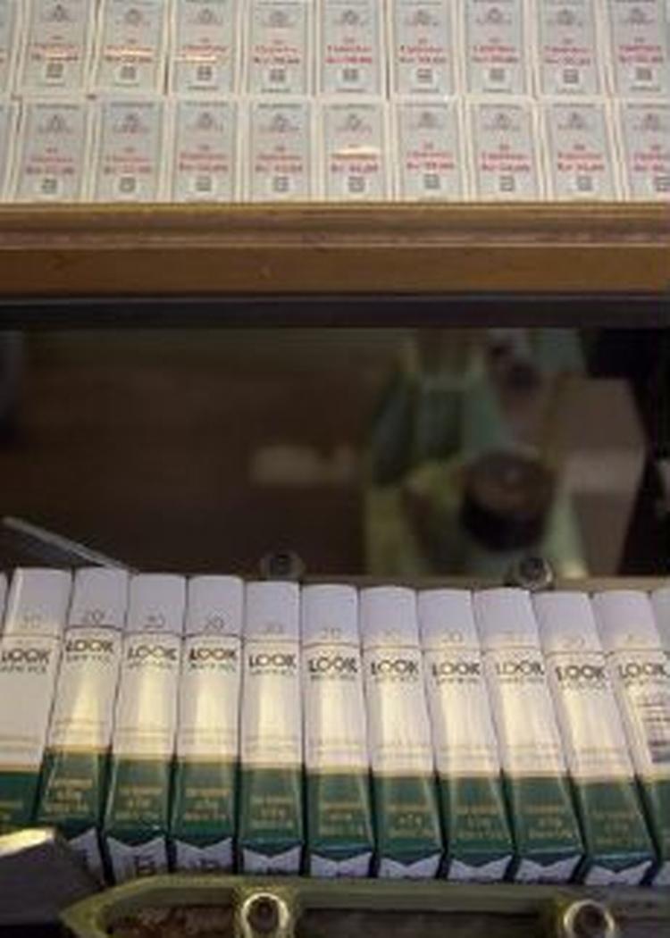 Cigaretter af mærket Look på samlebåndet i Skandinavisk Tobakskompagni. - Arkivfoto: Peter Hove Olesen 