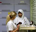 Sygeplejerske Sirad Sadik (fra Somalia) og elev Lajla Rytkønen i aktion på Rigshospitalet.   Foto: Finn Frandsen 