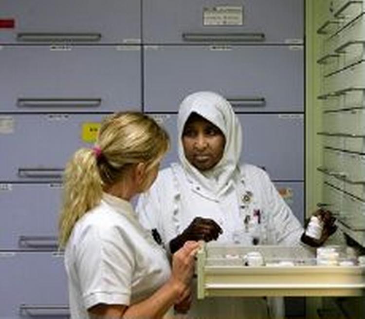 Sygeplejerske Sirad Sadik (fra Somalia) og elev Lajla Rytkønen i aktion på Rigshospitalet.   Foto: Finn Frandsen 