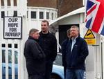 Flere af de fyrede arbejdere demonstrerer uden for Rover-fabrikken i Longbridge, Birmingham. - Foto: AP 