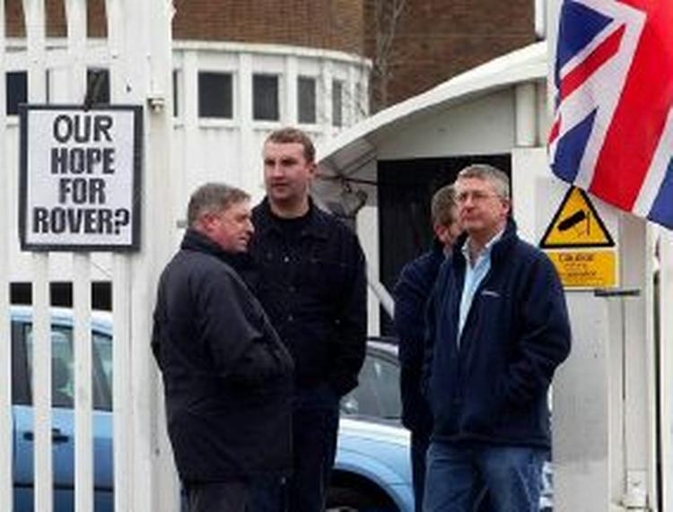 Flere af de fyrede arbejdere demonstrerer uden for Rover-fabrikken i Longbridge, Birmingham. - Foto: AP 