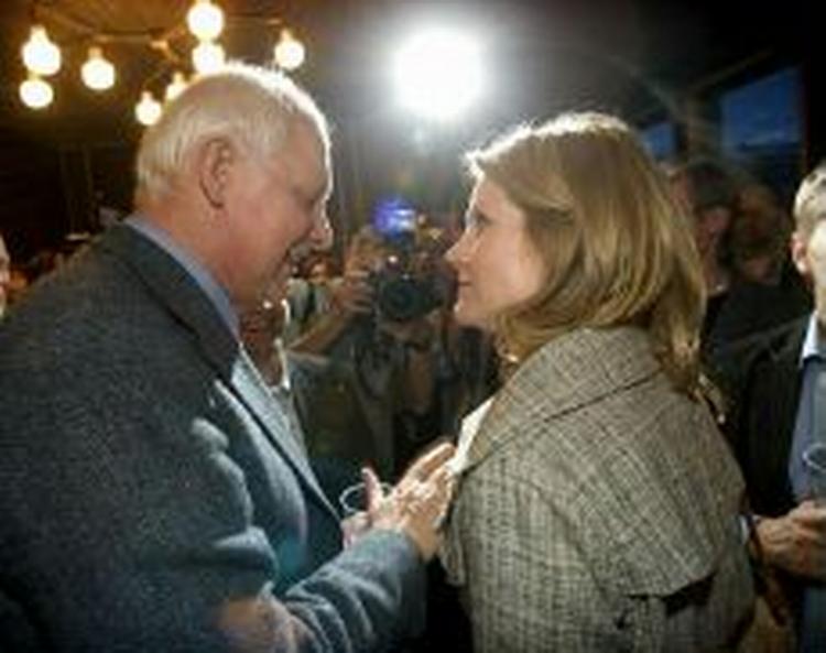 Svend Auken og Helle Thorning-Schmidt udveksler en bemærkning efter formandsvalget. - Foto: Thomas Sjørup 