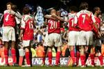 Arsenals spillere lykønsker hinanden med finalepladsen efter kampen. - Foto: AP 