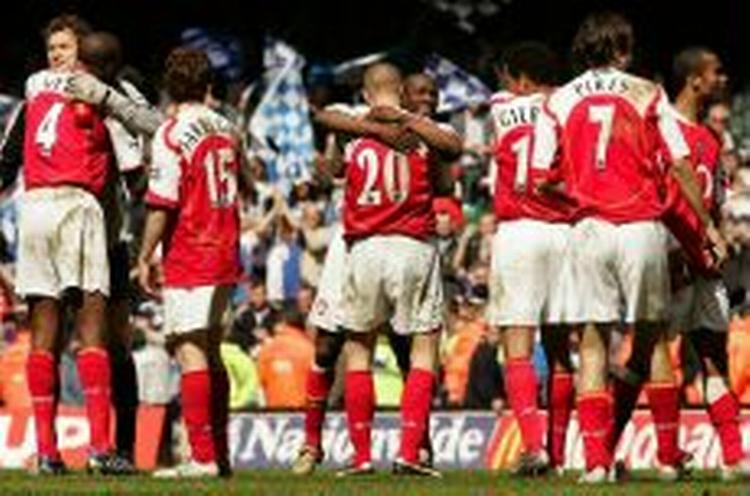 Arsenals spillere lykønsker hinanden med finalepladsen efter kampen. - Foto: AP 