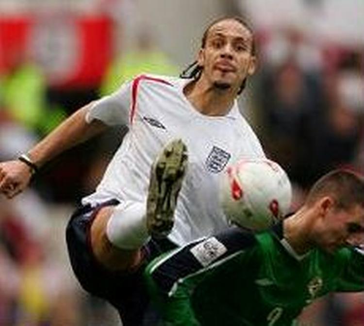 Rio Ferdinand i aktion for det engelske landshold. - Arkivfoto: AP 