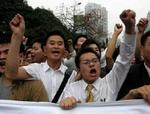 I hele landet går kineserne på gaden i protest mod Japan. Her en demonstration i byen Shenzen. - Foto: AP 