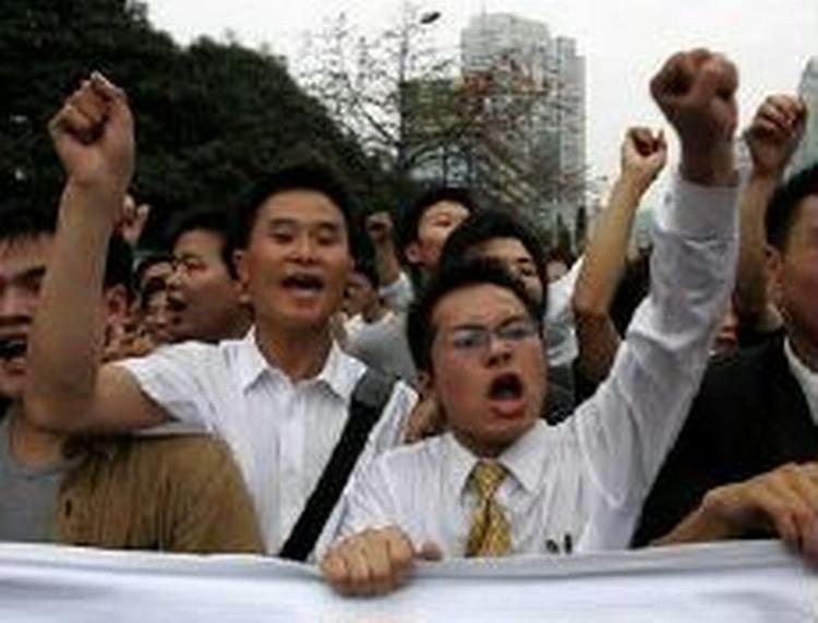 I hele landet går kineserne på gaden i protest mod Japan. Her en demonstration i byen Shenzen. - Foto: AP 