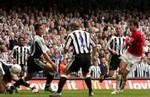 Nistelrooy sender bolden i gennem et passivt Newcastle-forsvar. - Foto: AP 
