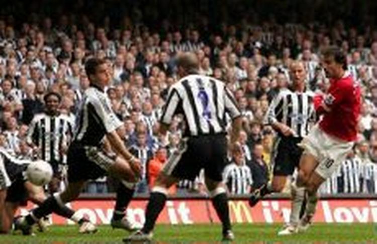 Nistelrooy sender bolden i gennem et passivt Newcastle-forsvar. - Foto: AP 