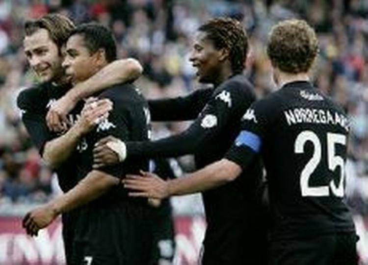 FCK-spillere jubler efter Santos' smukke scoring. - Foto: Rasmus Baaner 
