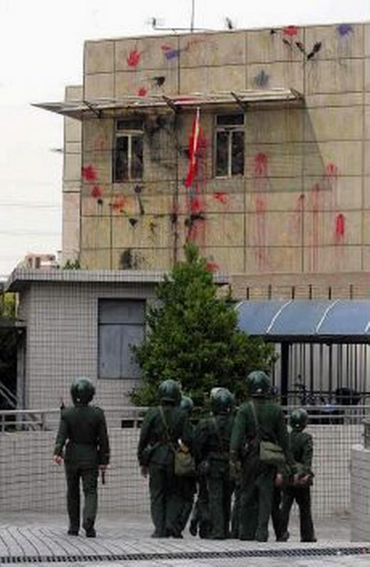 Demonstranter har hærget Det Japanske Konsulat i Shanghai. Nogle råbte »Dræb japanerne!«. - Foto: AP 