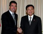 Anders Fogh Rasmussen ses her sammen med Thailands premierminister Thaksin Shinawat under sit 4-dages besøg i landet. Foto: AP 