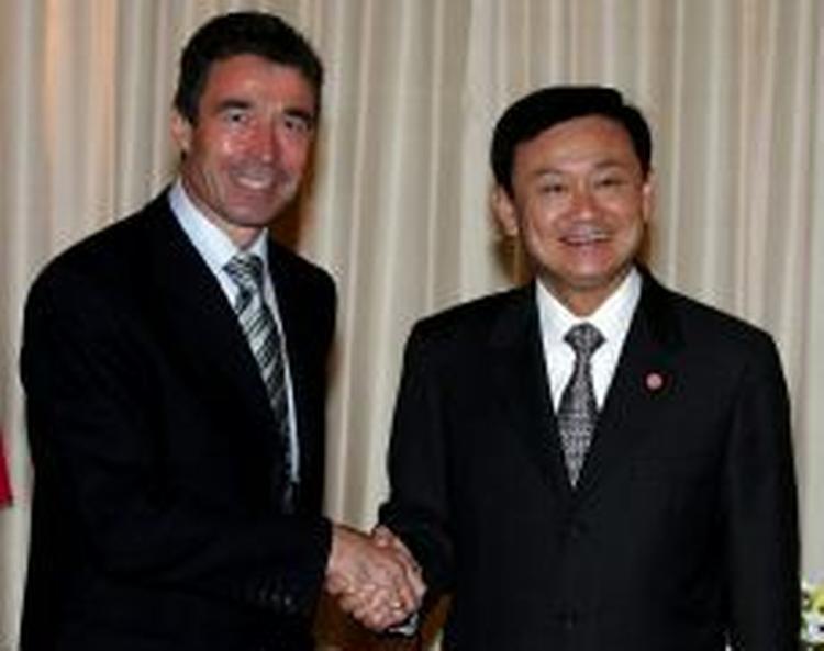 Anders Fogh Rasmussen ses her sammen med Thailands premierminister Thaksin Shinawat under sit 4-dages besøg i landet. Foto: AP 