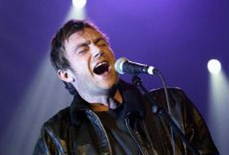 Damon Albarn og resten af Gorillaz har grund til at være glade for den nye opgørelsesmetode af hitlisten. - Foto: AP 