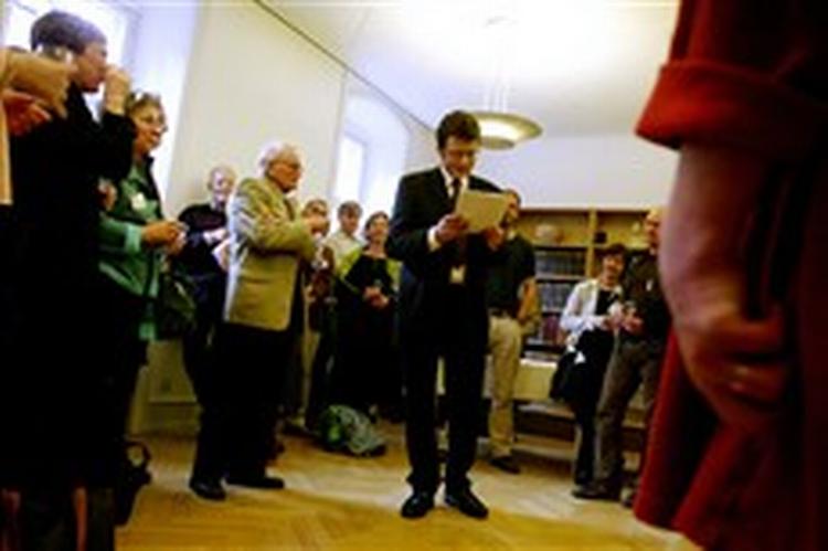 Jes Fabricius Møller fra Københavns Universitet læser op af Emma Gad inden gæsterne går til bords. - Fotos: Jan Grarup 