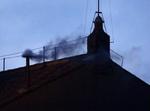 En skorsten på taget af Det Sixtinske Kapel er blevet tilsluttet kakkelovnen indenfor. Her bliver stemmesedlerne brændt og røgen afslører om kardinalerne har valgt en pave. - Foto: AP 