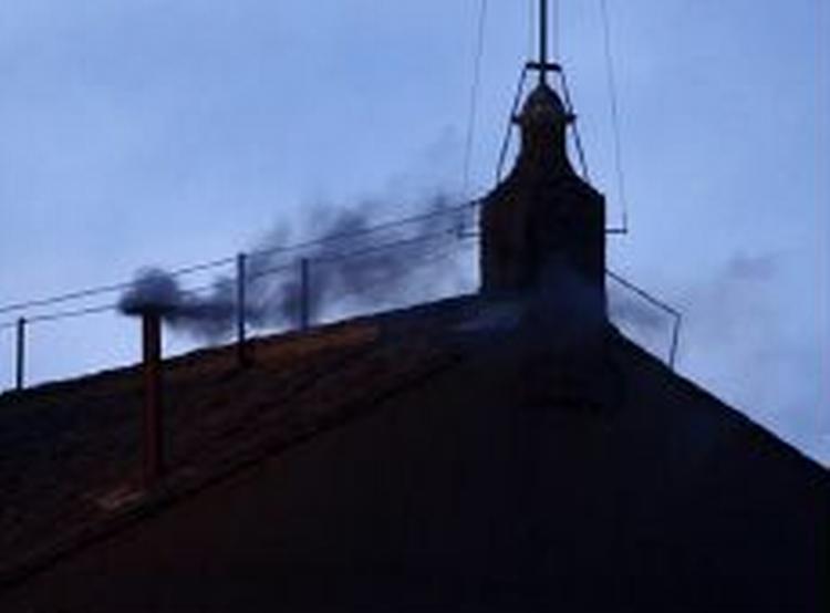 En skorsten på taget af Det Sixtinske Kapel er blevet tilsluttet kakkelovnen indenfor. Her bliver stemmesedlerne brændt og røgen afslører om kardinalerne har valgt en pave. - Foto: AP 