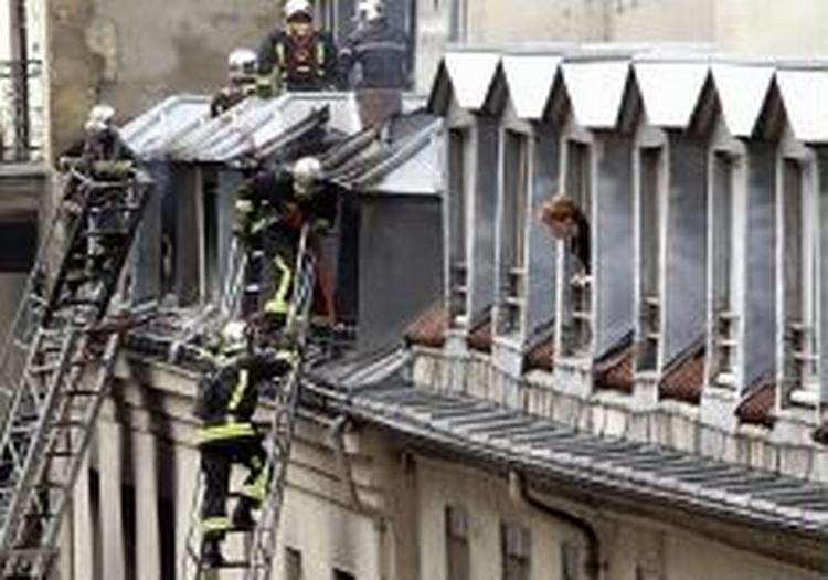 En kvinde har nu erkendt, at hun ved en fejl antændte den alvorlige brand på Opera Hotel i Paris i fredags. - Foto: AP 