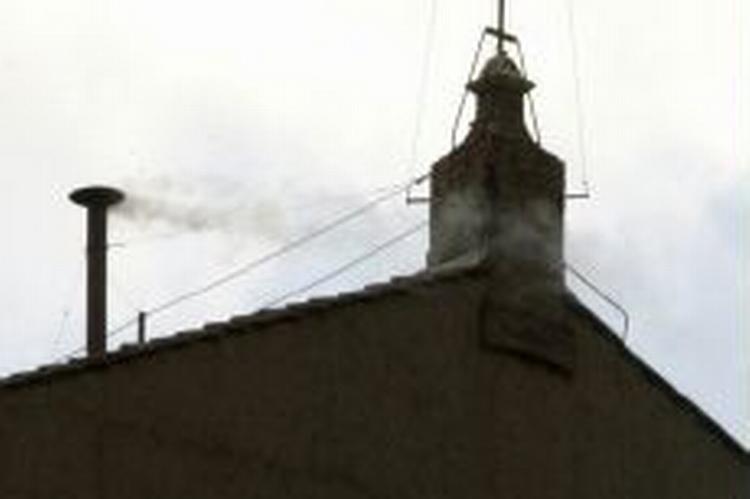 Den hvide røg er tegnet på, at kardinalerne er nået til enighed om en ny pave. - Foto: AP 