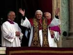 Pave Benedict XVI bad verden om at bede for ham, da han stod frem for første gang på Peterskirkens balkon. - Foto: AP 