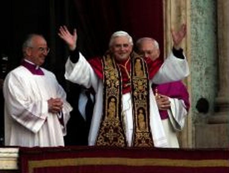 Pave Benedict XVI bad verden om at bede for ham, da han stod frem for første gang på Peterskirkens balkon. - Foto: AP 