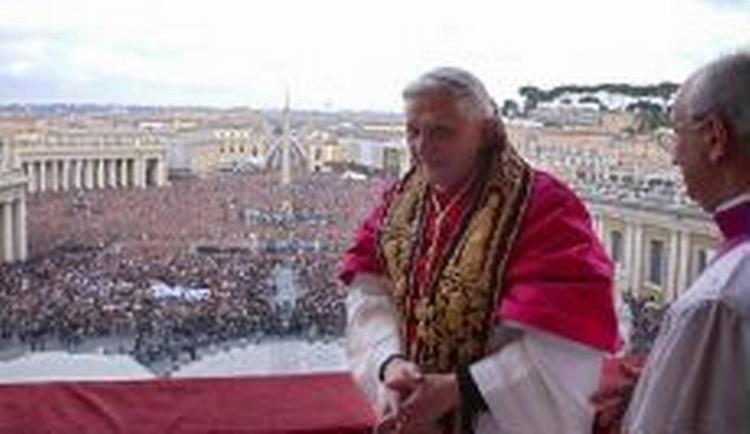 Som Benedikt XVI ventes den nye pave at fortsætte den samme dogmatiske kurs, der har givet ham tilnavne som 'Guds rottweiler' og 'kampvognskardinalen'. - Foto: AP 
