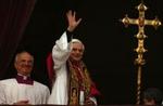 Benedikt XVI vinker til de fremmødte på Peterspladsen. - Foto: AP 